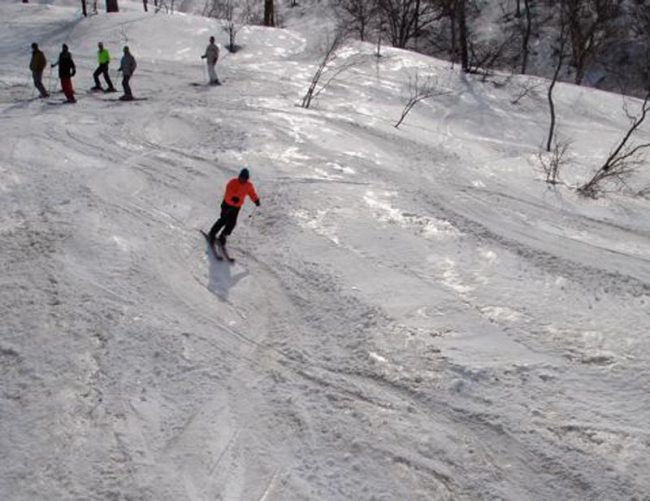 May Day, still snow up top in Nozawa  The lifts stopped turning a while back but if keen for some exercise can hike up and enjoy some T Shirt turns at Yamabiko. Who knows which run this is? Thanks Aerandir and Aidan for the clip. 