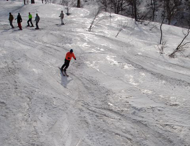 May Day, still snow up top in Nozawa The lifts stopped turning a while back but if keen for some exercise can hike up and enjoy some T Shirt turns at Yamabiko. Who knows which run this is? Thanks Aerandir and Aidan for the clip.
