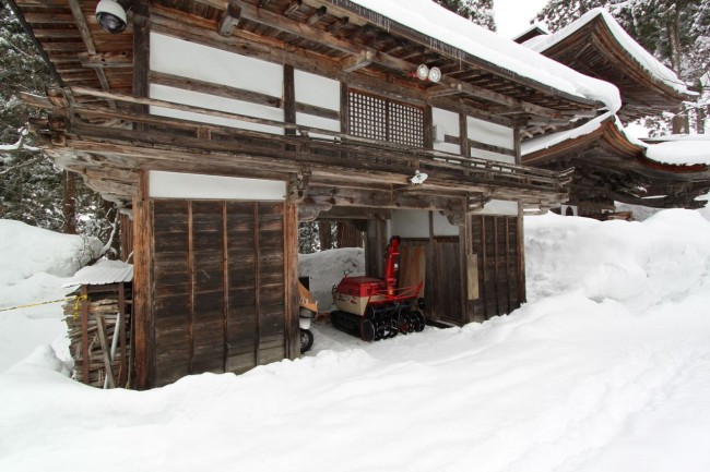 Temple with a snow blower in Nozawa