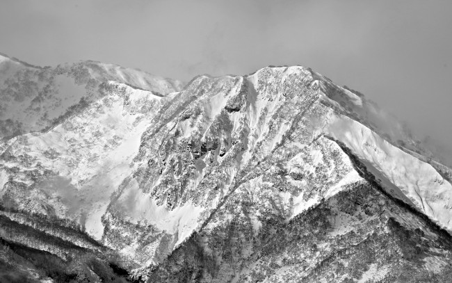 Pick your line. An unknown peak near Myoko.