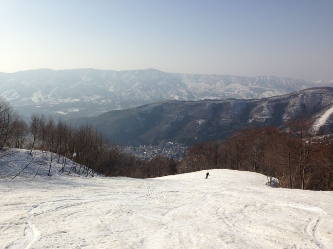 Still looking pretty nice for May. Crowds are not bad in Nozawa either!