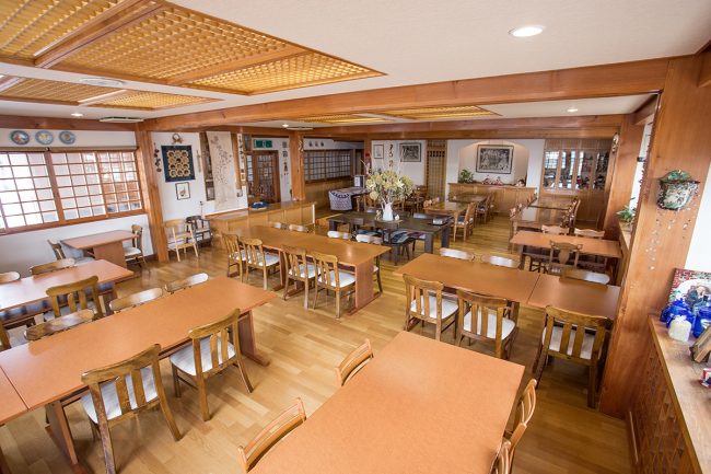 Huge dining room with great food and friendly conversation of a morning