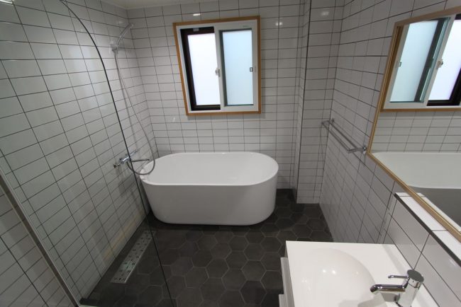 Bathrooms and kitchens are one thing people always like in self contained. Nozawa Central has them covered