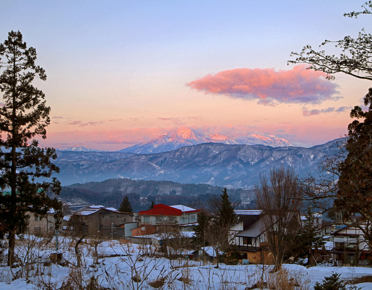 Nozawa Onsen Sunrise over Mountain Snow Report 11 December 71