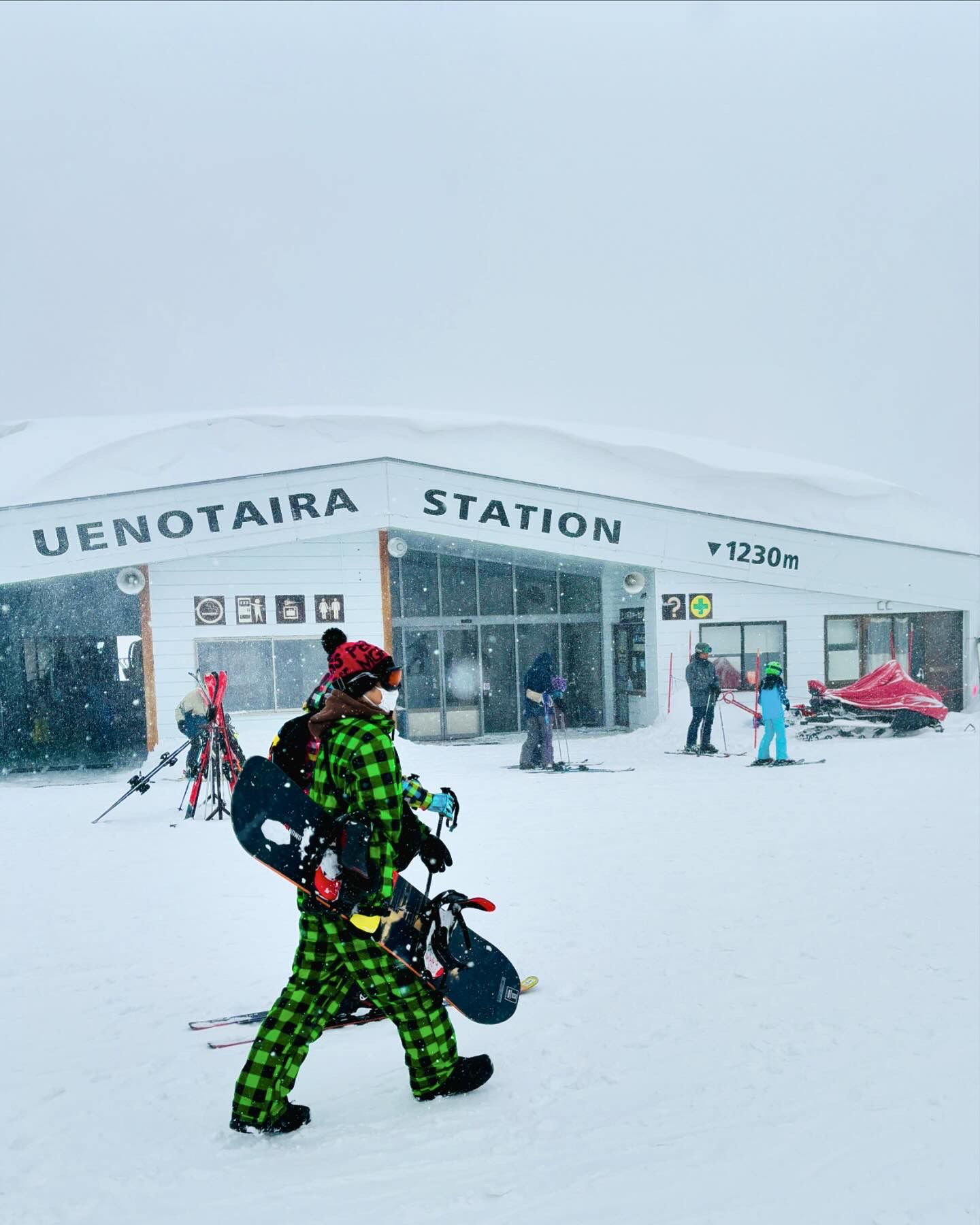 Snowboarder enjoying their time in deed powder of Nozawa