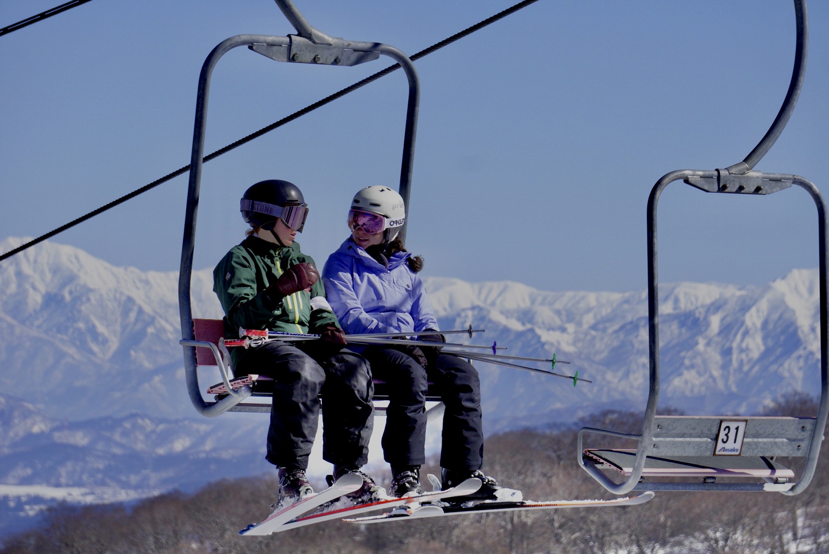 A little bit of sun alternating with cloudy weather and light snow above Nozawa