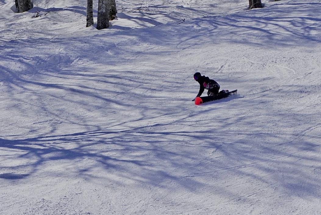 snowboarder carving strong