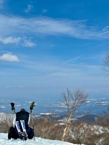 skiier embracing the view on yamibiko