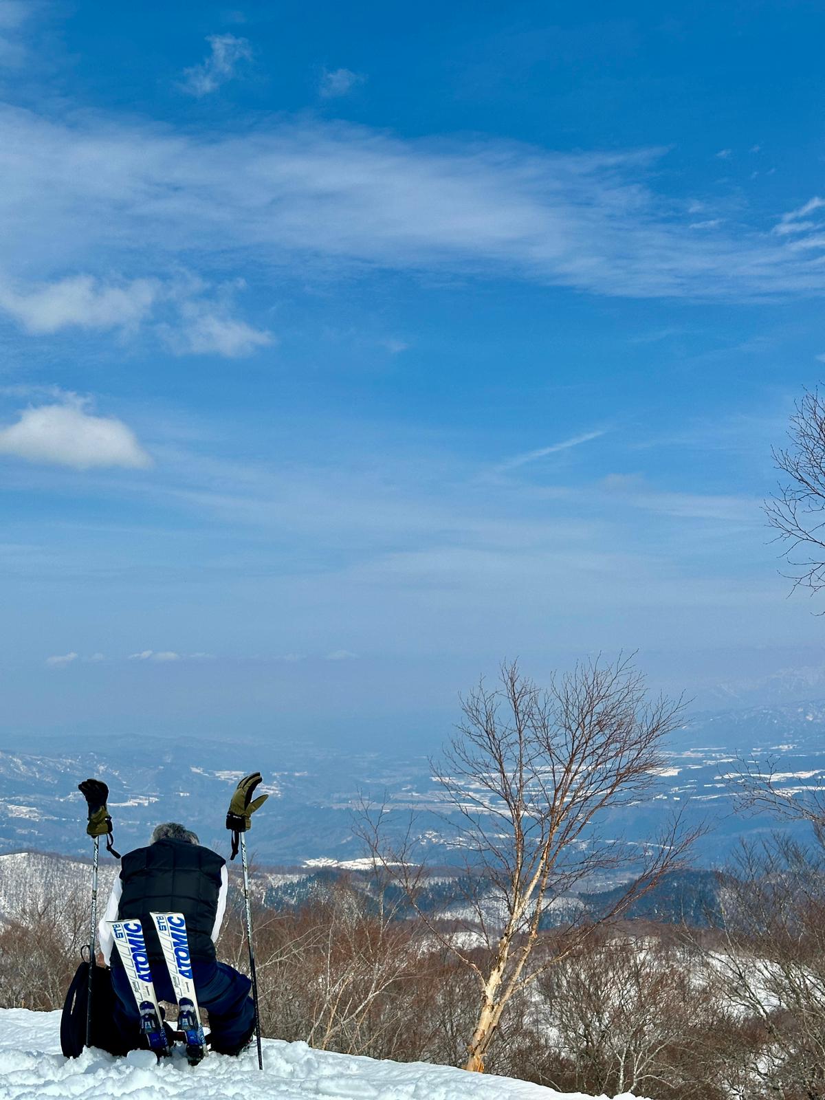 skiier embracing the view on yamibiko