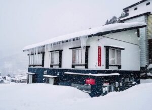 Easy access to your gear with Ski Locker!